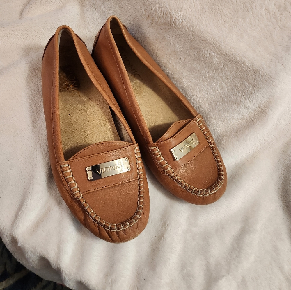 Vionic Loafer/Moccasins Size 7 Tan